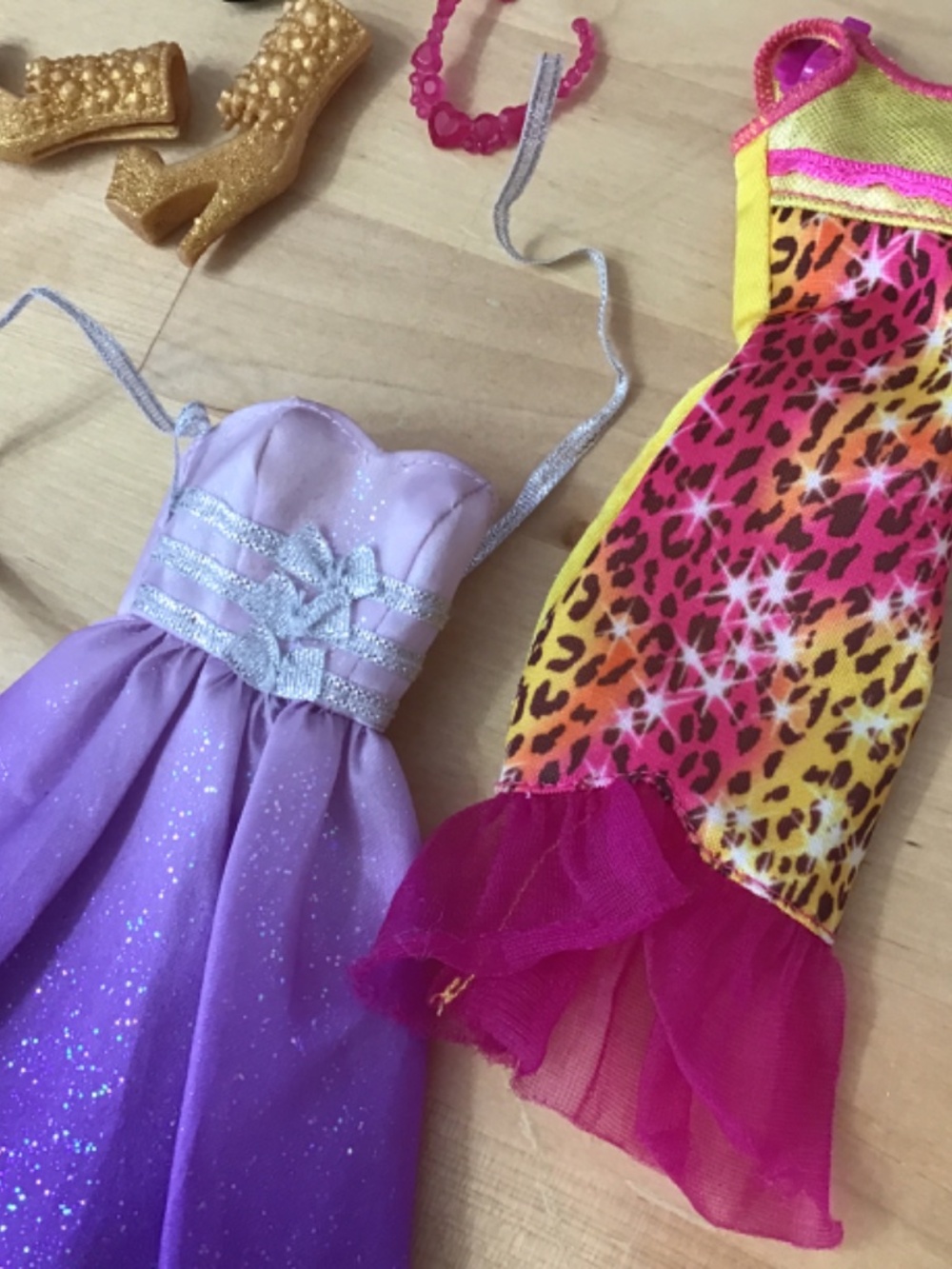 Barbie Fashionistas Raquelle Doll and Clothes - Picture 10 of 13